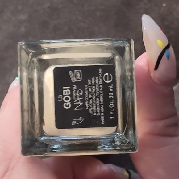 NARS Natural Radiant Longwear Foundation in the Shade Light 3 Gobi - Picture 4 of 7